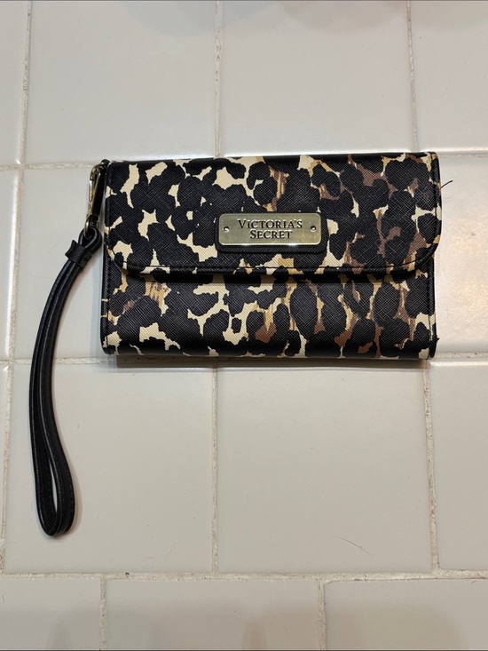 Victoria's Secret Handbags - Victoria's Secret Leopard Print Wristlet Wallet - Black, Brown & Cream